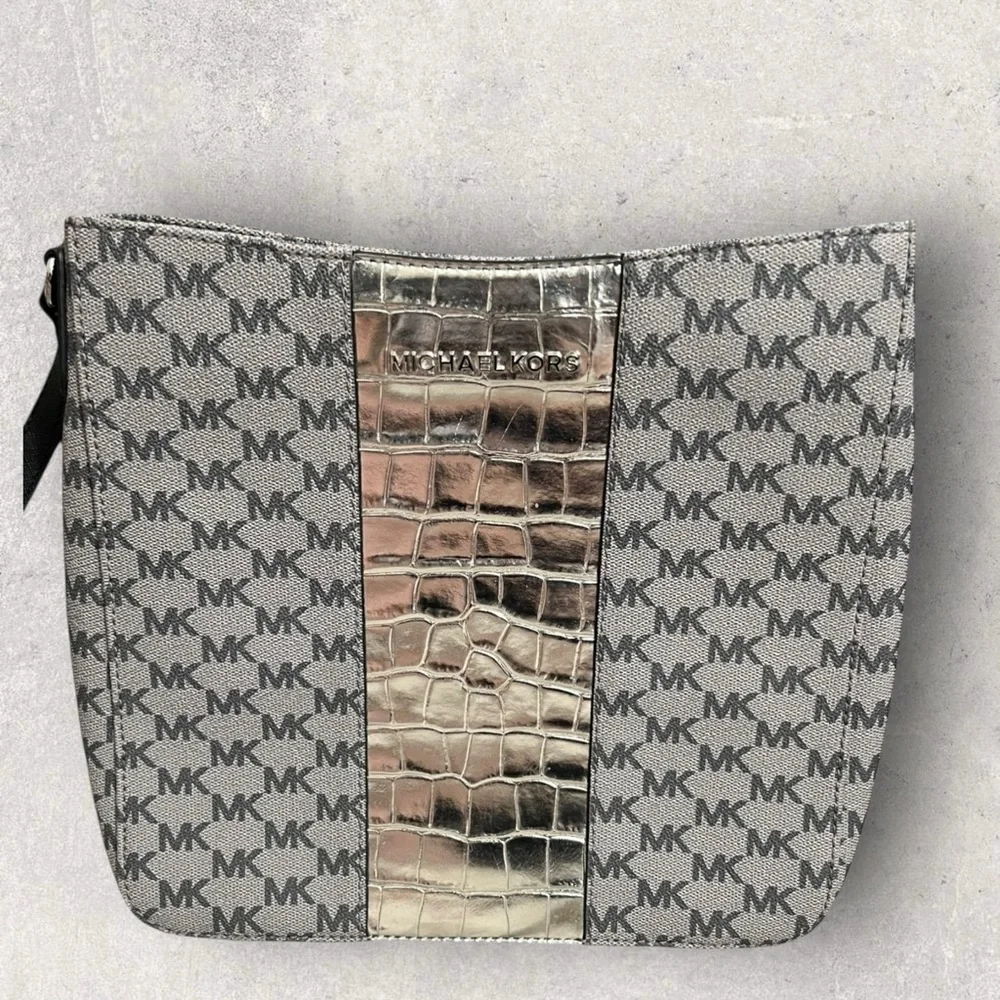 Michael Kors Silver Center Stripe Jet Set Messenger Crossbody‎